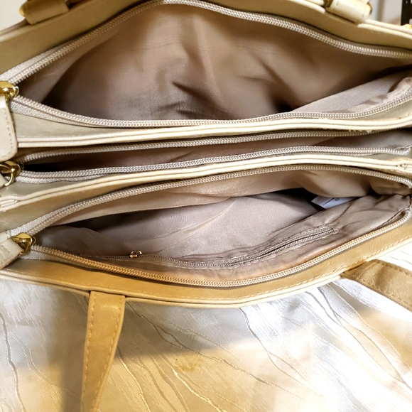 Collection leather shoulder bag - Picture 9 of 11